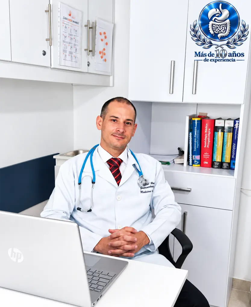 Dr. Daniel Tepedino, gastroenterólogo en Ibarra, en su consultorio